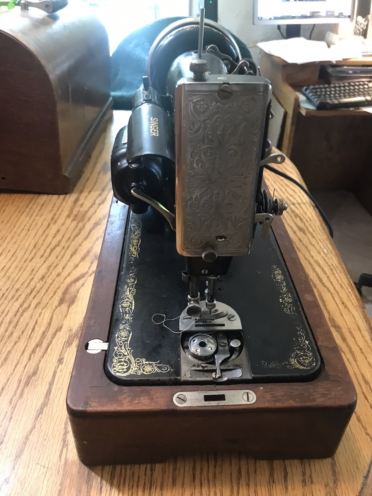 Singer Sewing Machine, Knee Control, Light, Bentwood Case without Key