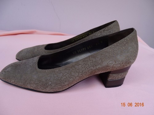 Salvatore Ferragamo Beige gold Suede Block Heel Pumps - US Women's 8 1/2 B Italy - Picture 1 of 7