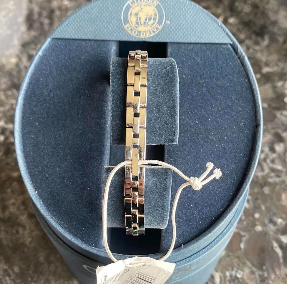 Reloj Citizen Eco-Drive diseño brazalete cristal swarovski esfera plateada mujer Foto 4 de 4