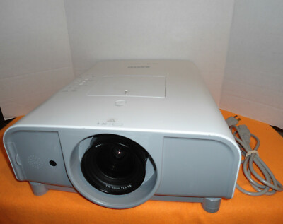 Sanyo PLC-XT21 Pro Xtrax 3LCD Projector 4000 Lumens, 1000:1, ONLY 550 hours!