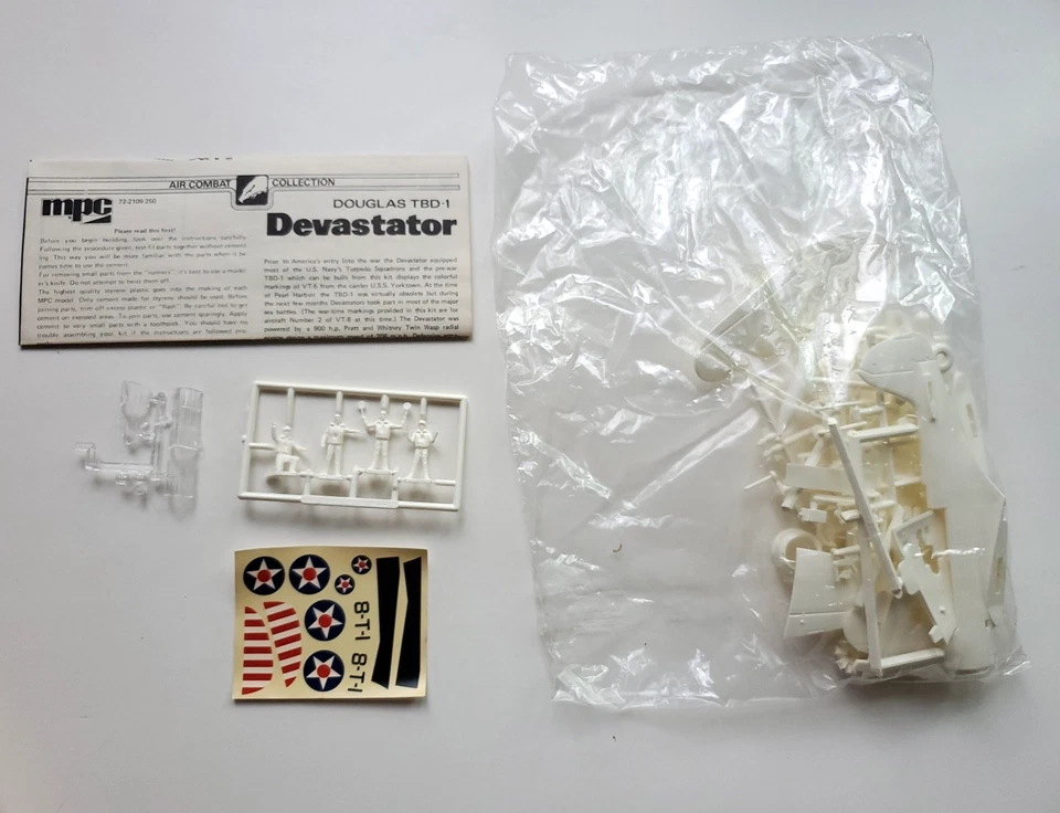 MPC 1:72 Douglas TBD-1 Devastator w/Ground Crew Bomber Model Kit 2-2109 (1977) - Image 2 of 3