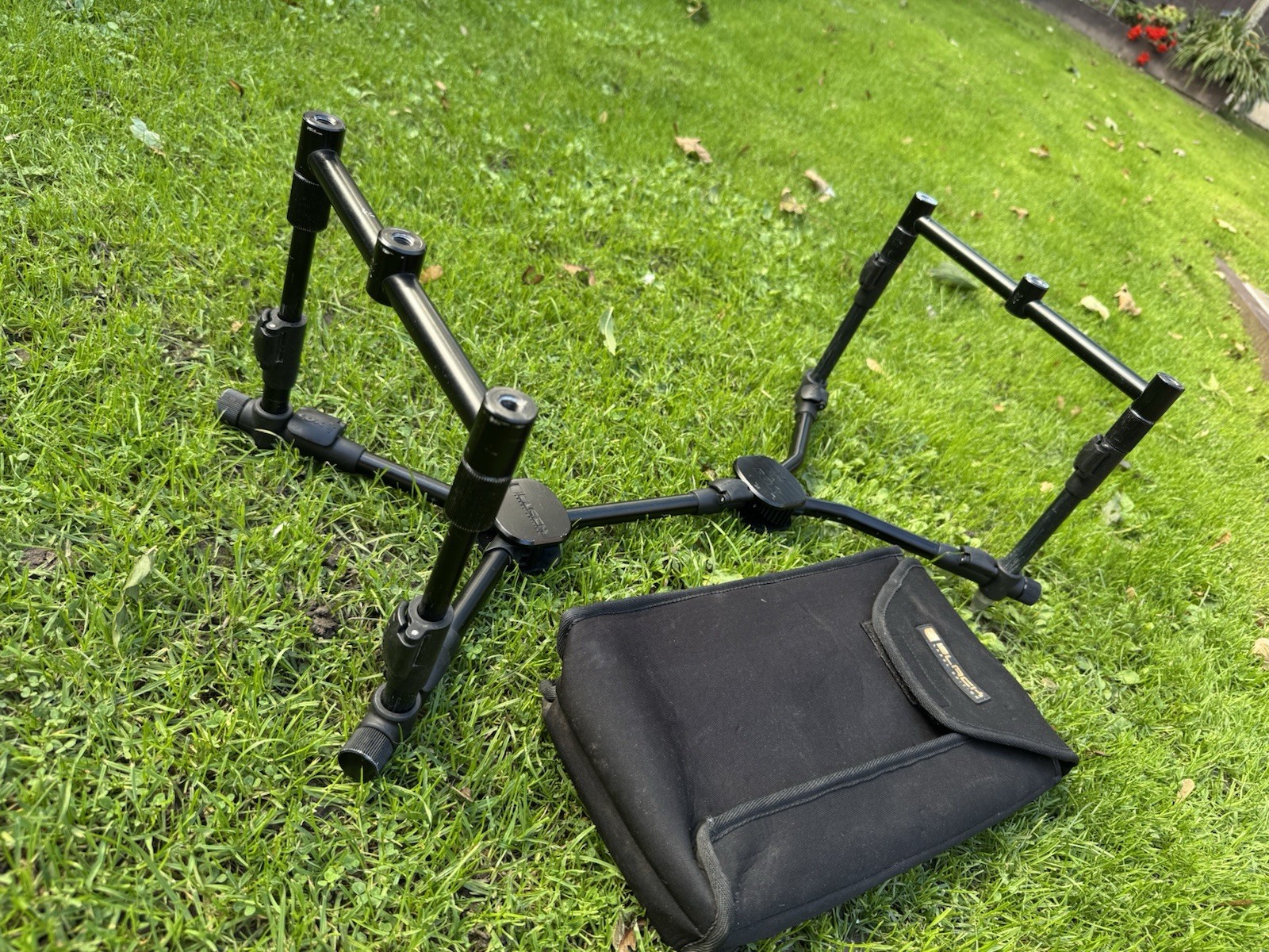 Fox Black Label pod with sticks & 3 Rod buzz bars carp fishing tackle