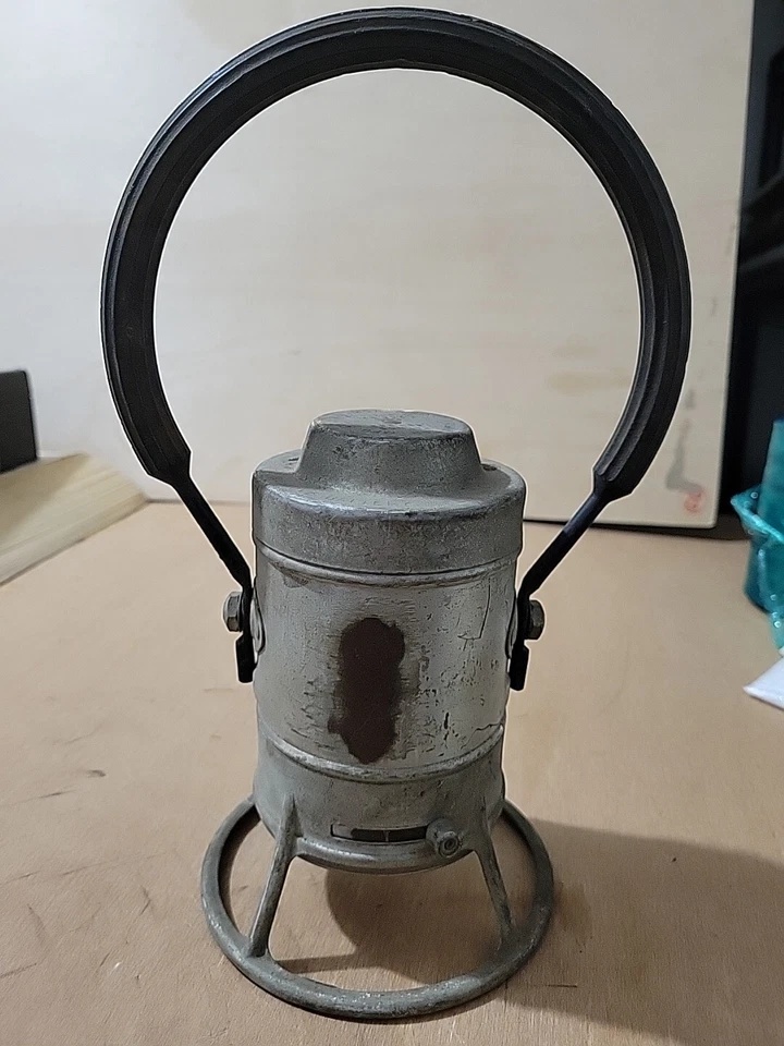 RARE ANTIQUE "ARMSPEAR MFG. CO." RAILROAD LANTERN, N.Y.  USES BATTERIES - Image 3 of 4