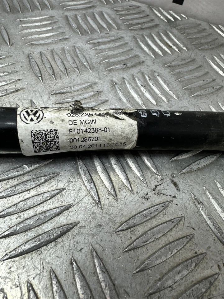 Manguera de agua refrigerante metálica original Volkswagen Caddy 1.6 TDI CAYC 2014 1K0121070BR Foto 3 de 4