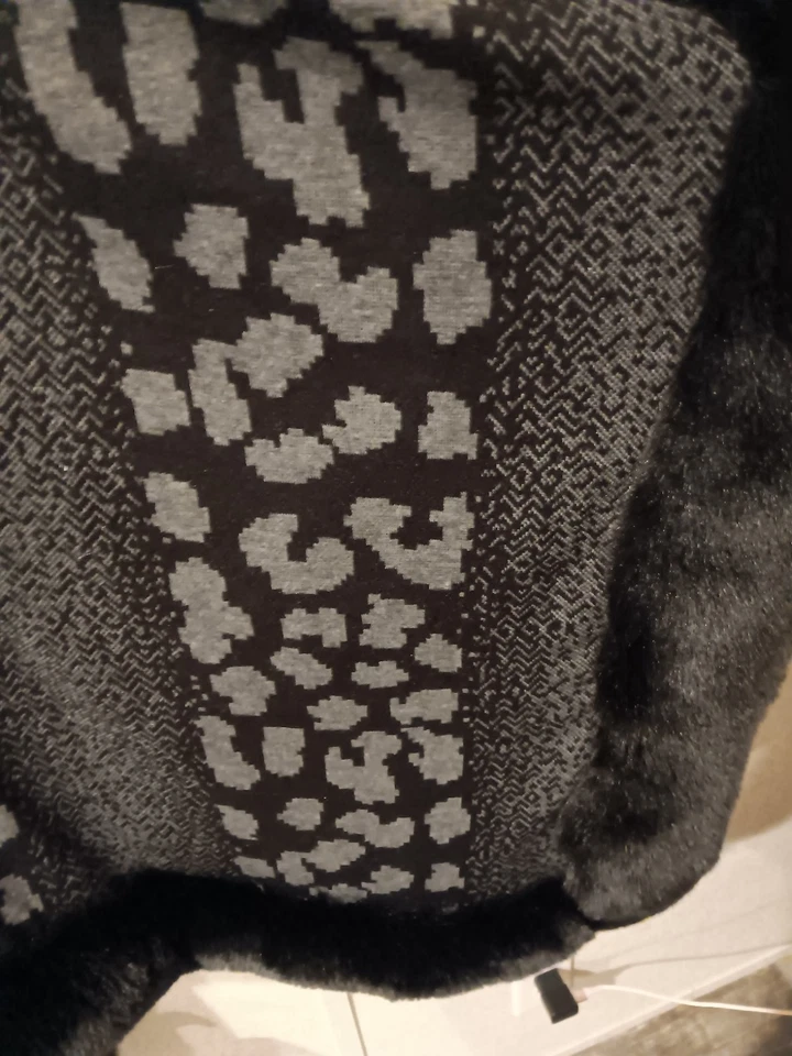 NWT kathy ireland Women's Fashion360 Skies FauxFur Trim Cape Black Combo - Image 4 of 4