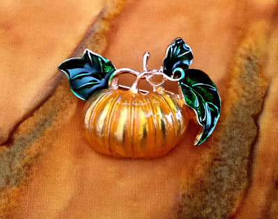 PUMPKIN PIE BROOCH PIN~HALLOWEEN THANKSGIVING~AUTUMN HARVEST~ACORN MAPLE LEAF