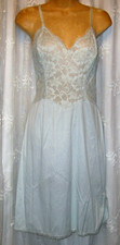 VINTAGE SZ 36 VANITY FAIR SKY BLUE LACE BODICE TRICOT NYLON FULL SLIP 