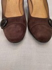 NEW!! SOFTSPOTS BROWN SUEDE PUMPS CUTE BUTTON STRAP DETAIL SIZE 7M — photo 3