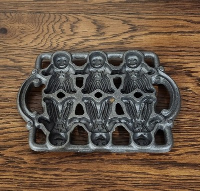 Vintage John Wright Gingerbread Man Christmas Cookie Baking Cast Iron Mold