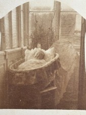 ⏳ Antik Foto Baby Wiege Kinderbett beschriftete Postkarte Dat. 1900–1920er 12x9