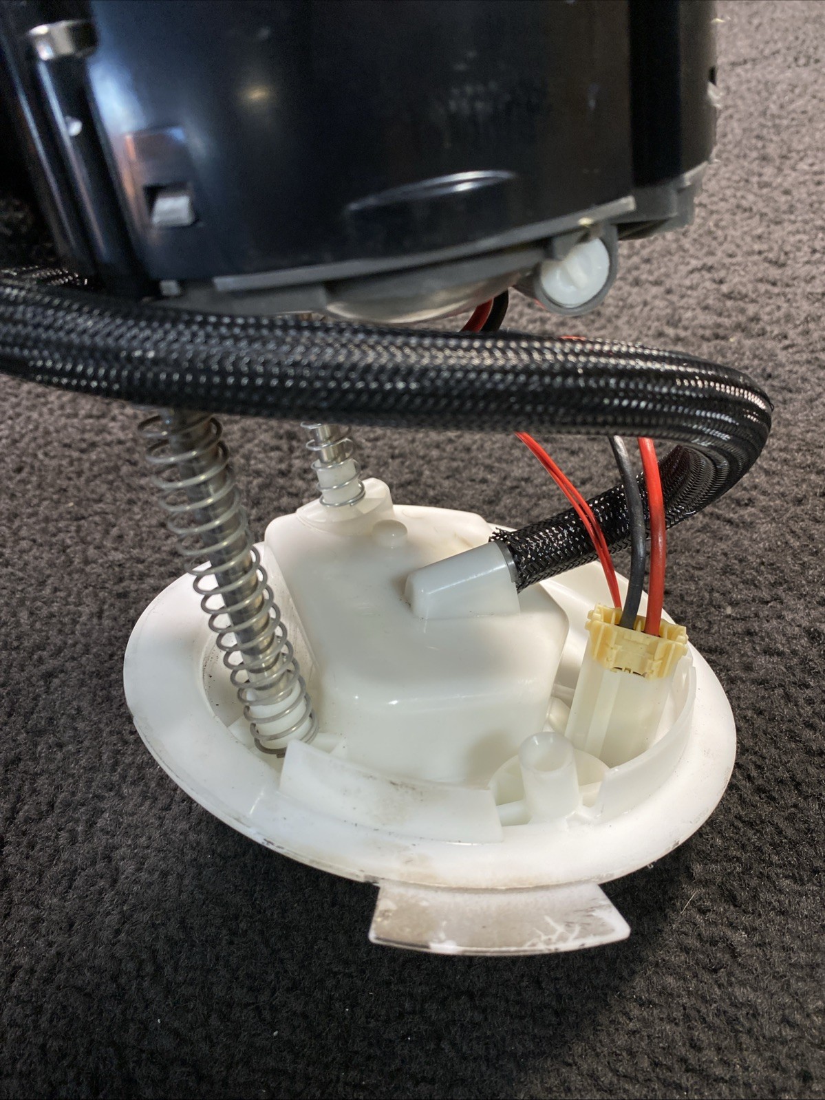 14-21 Maserati Ghibli SQ4 Left Side Fuel Pump Level Sending Unit OEM 670003734