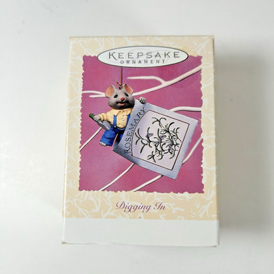 1997 Hallmark Ornament Spring Collection Digging In Mouse Rosemary QE08712