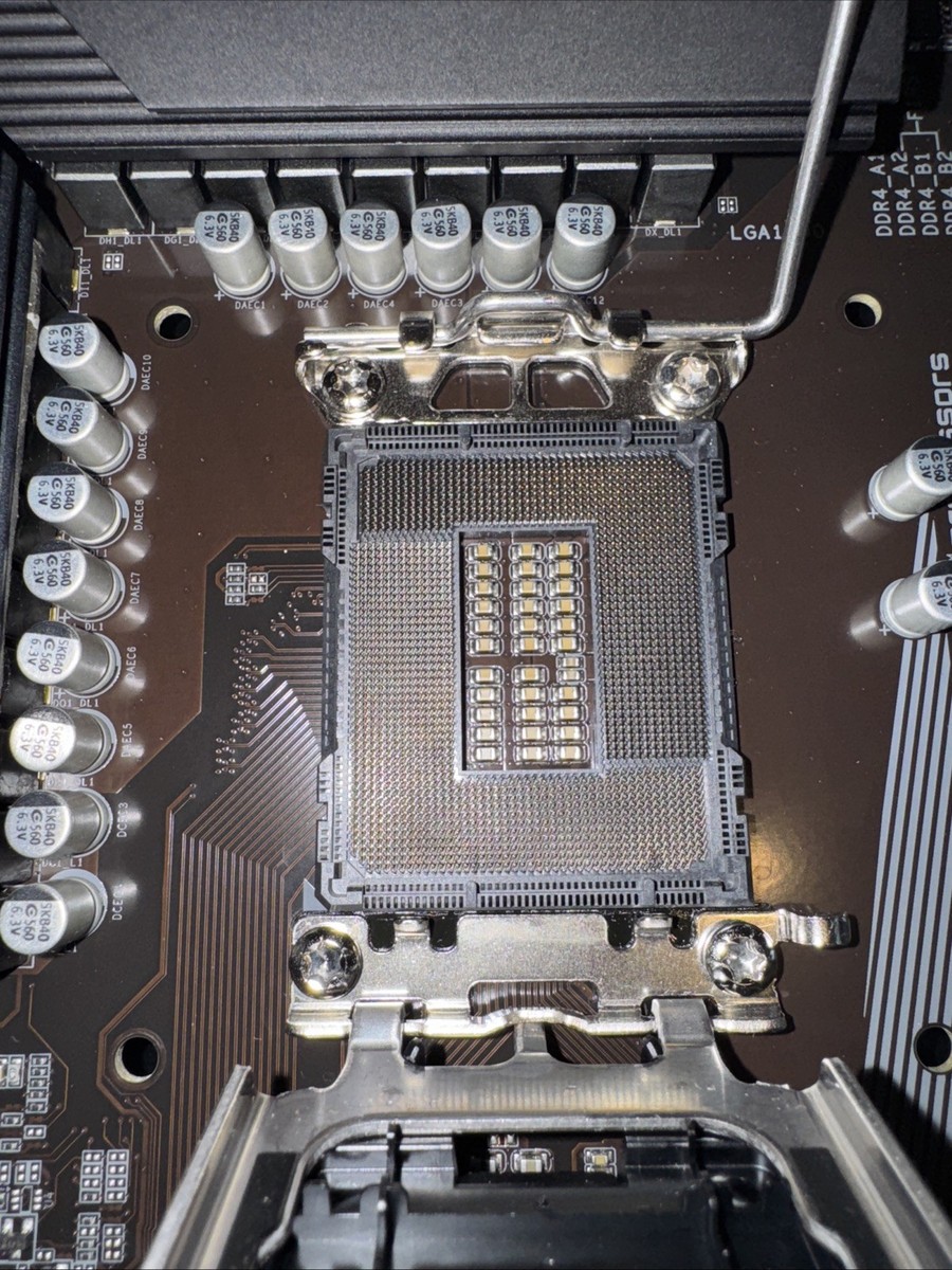 GIGABYTE Z690 UD DDR4 LGA 1700 ATX Intel 12th Gen Z690 ATX