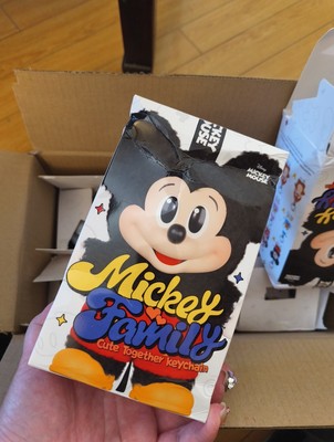 Mickey Family CuteTogether Keychainボックス POPMART Mickey Family Cute Together Keychain Series One Set