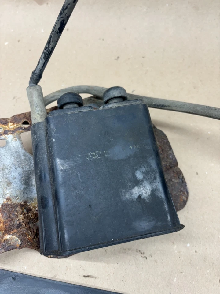 Ford F150 F250 F350 1992 94 1997 OBS BAJO CAPÓ CARBÓN EVAP BOTE CON MONTAJE Foto 3 de 4