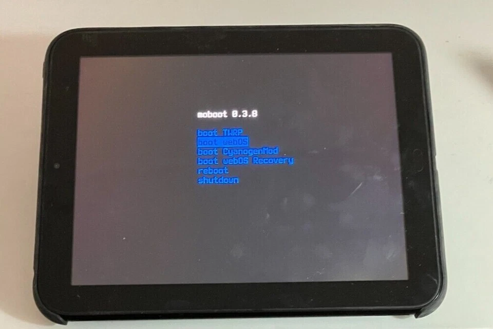 Paquete HP Touchpad 32 GB Wi-Fi con base de carga + teclado inalámbrico HP + estuche Foto 4 de 4