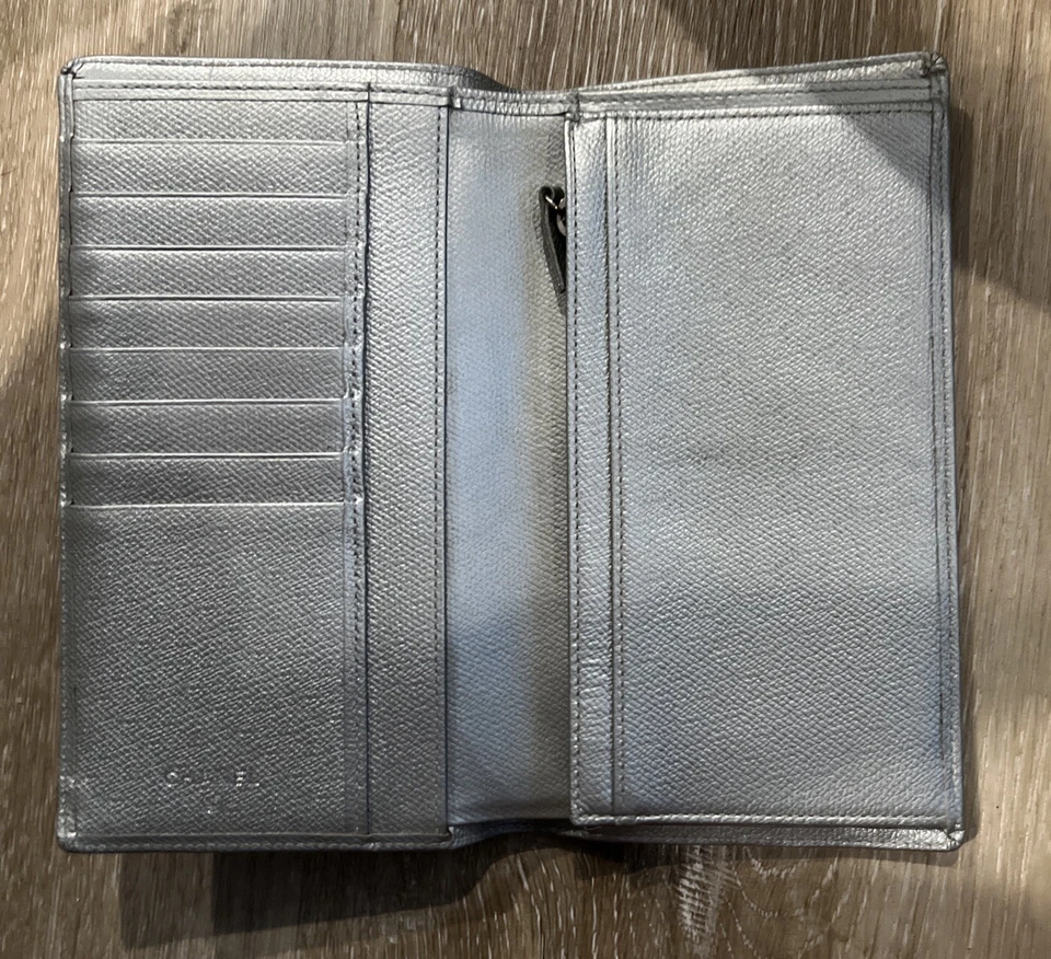Cartera CHANEL Coco Botón Cuero Larga Doble Plegable con Cambio de Cremallera Plateada Foto 3 de 4