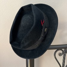 Vintage Champ Pin Black Felt Fedora Hat Ribbon Trim  Red Feather Mens Size 7 1/4