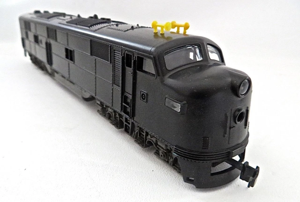 HO Model Power 909 Powered Undecorated E& Diesel Locomotive NEW Old Stock - Image 4 of 4