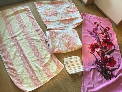 Original DDR Paket Bettwäsche, zwei große Badehandtücher, ein Taschentücher, Tei