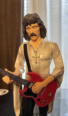 Knucklebonz Rock Iconz Tony Iommi Statue Black Sabbath Guitar