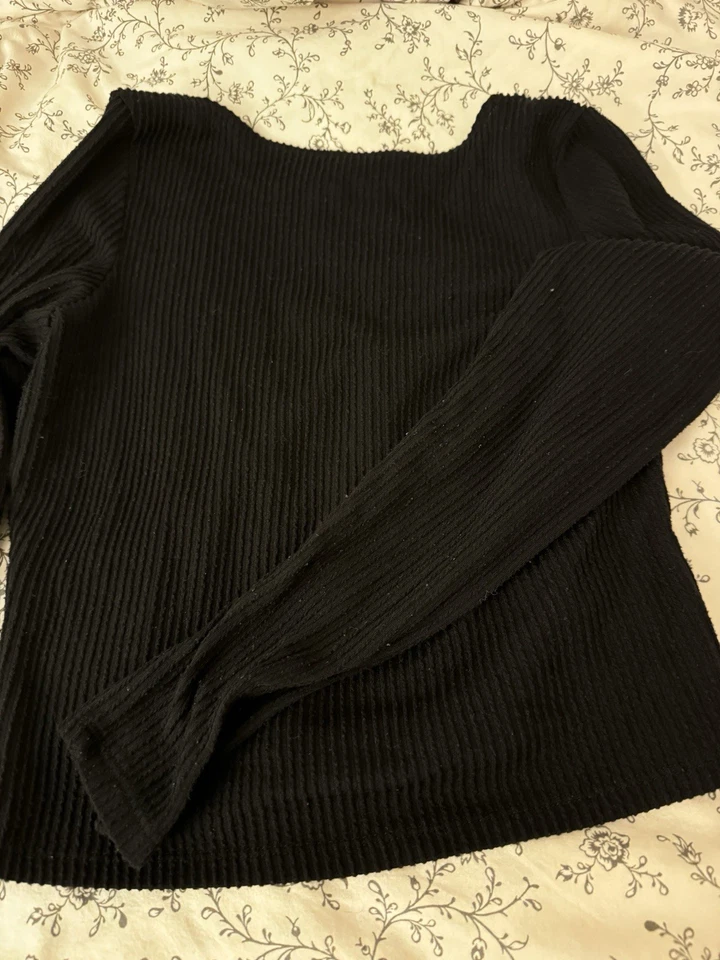 Hollister 黑色罗纹裹身长袖裁剪上衣,尺寸 M — 第 4/4 张图片