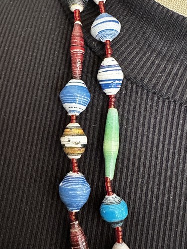 Colorido Collar Boho Africano Cuentas de Papel Reciclado Hecho a Mano en Kenia 60" de Largo - Imagen 4 de 5
