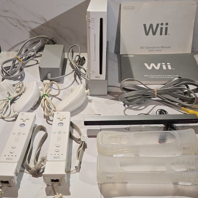 Nintendo Wii Console Bundle - 2 Remotes, 2 Nunchuks, 2 motion plus, tested+works