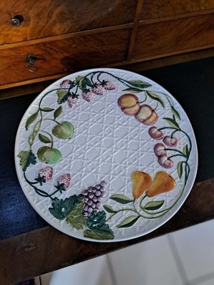 Kuchenteller aus Klöppel mit Rohrdekor und geprägten Früchten, signiert FG.