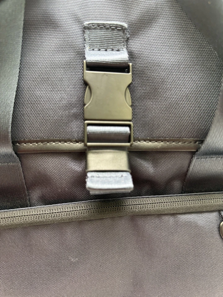 Baggallini 海军蓝 尼龙 通勤 便携式电脑 轻量级 背包 — 第 4/4 张图片