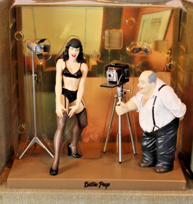 BETTIE PAGE Photo Diorama 2001 Dark Horse Action Statue Lingerie NEW IN BOX