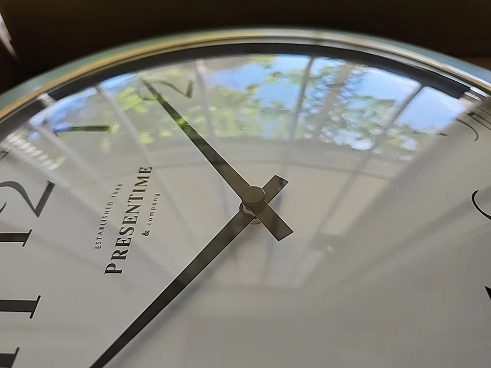 Reloj Present Time 12" con borde azul. Ligero rasguño en la cara, apenas notable. Foto 2 de 4