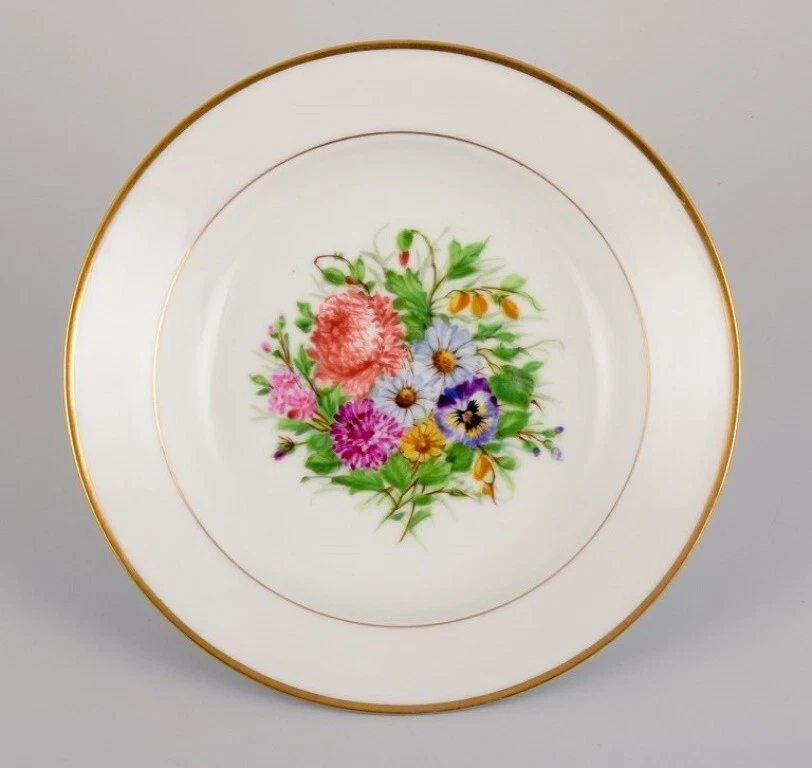 Bing & Grøndahl, quattro piatti profondi con fiori e decorazione dorata. - Immagine 3 di 4