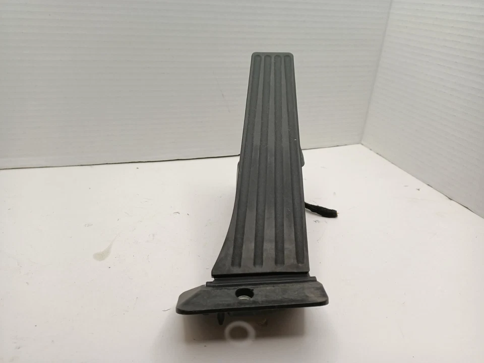 2013 BMW 320i 328i 335i 340i 330i M3 F30 F31 F80 AT Gas Accelerator Pedal  - Image 2 of 4