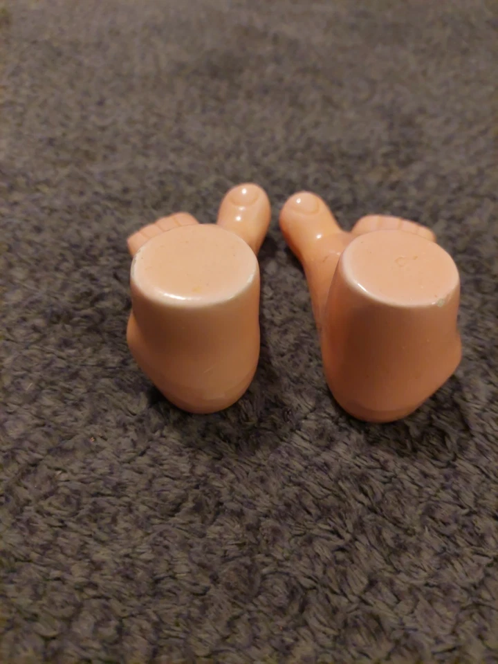 Salero y pimentero vintage de calle pies desnudos con uñas rojas Japón Foto 4 de 4