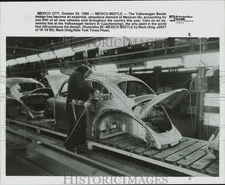 1990 Press Photo VW Beetles on Assembly Line in Cuautlancingo, Mexico