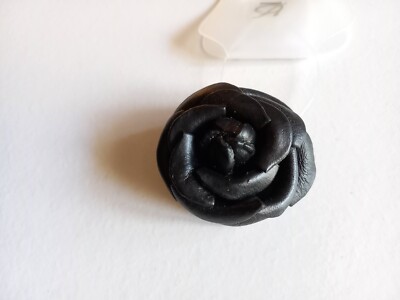 ATOLL PALME ECHT LEDER BROSCHE MODELL BLUME (ROSA) SCHWARZ