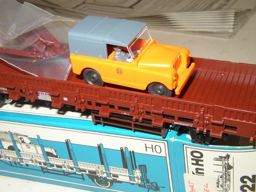 Marklin HO 4722 Stake Flat Car Rongerwagen w/ Wiking Land Rover NEW - Picture 2 of 3