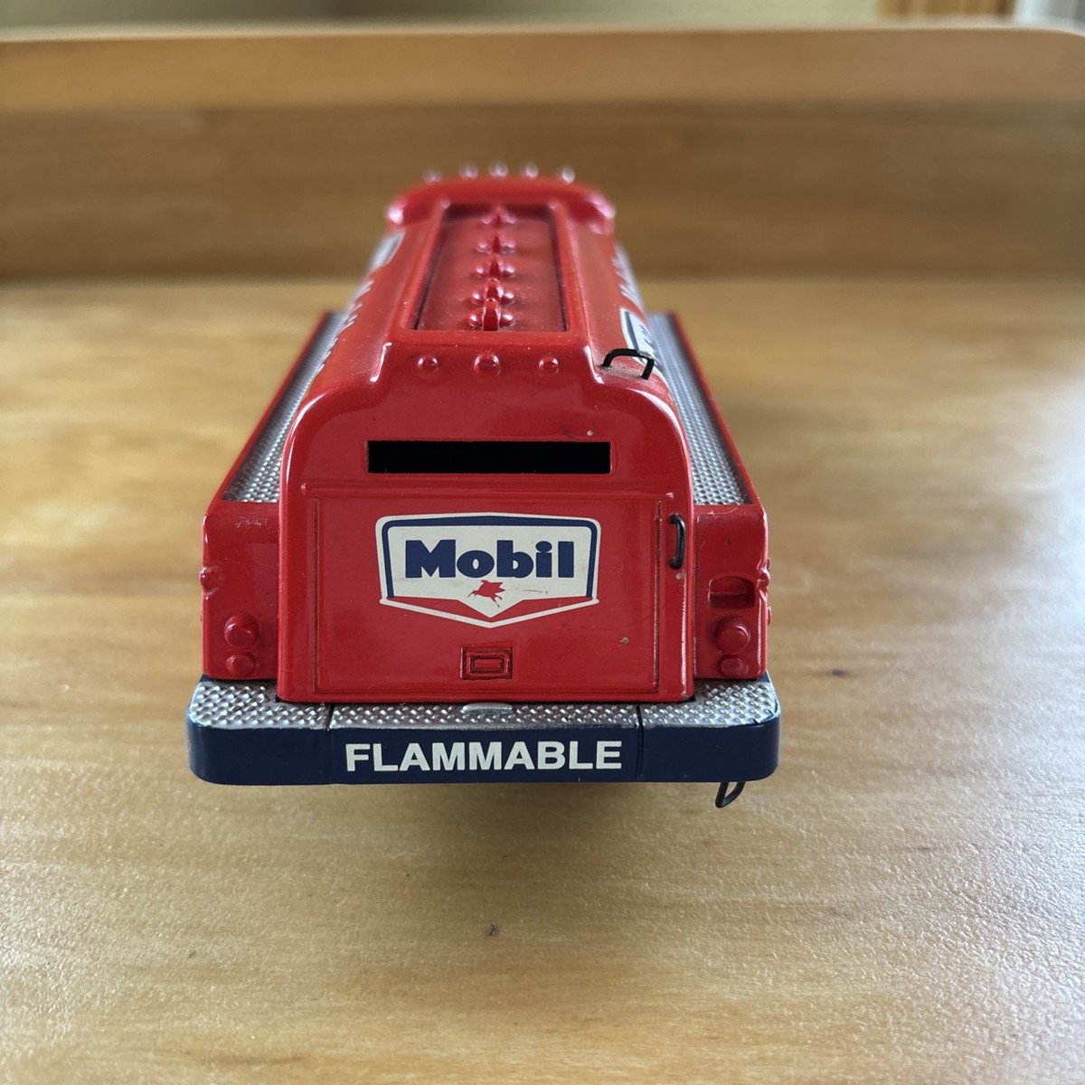 Die-Cast Mobil Mobilgas Tanker Truck 8