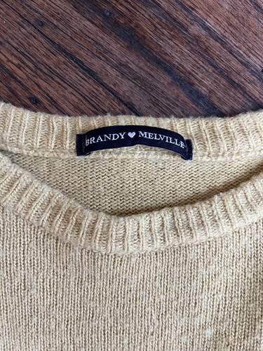 BRANDY MELVILLE — PULLOVER YELLOW SWEATER (S/M FIT) - 第 1/4 張圖片