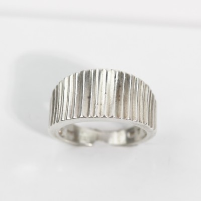 CONTEMPORARY STERLING SILVER RIDGED THIN VERTICAL STRIPED MOTIF BAND RING size 7