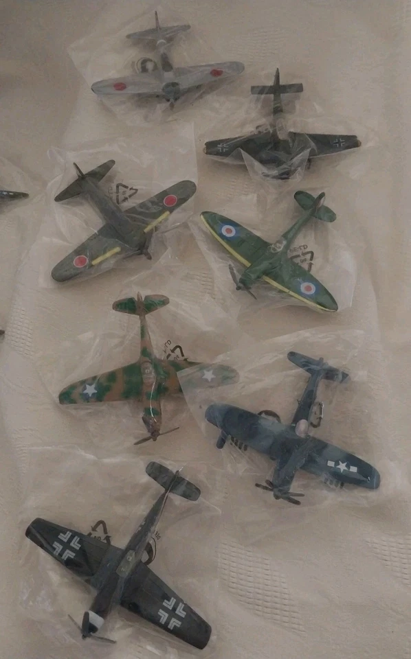 Diecast Military Aircraft Collection Mustang, Flying Tigers, Memphis Belle #18 - Image 2 of 4