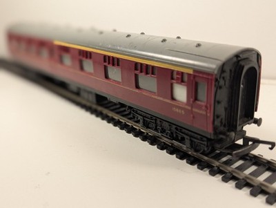 Hornby R422 OO BR Mk1 Corridor Composite 15865 Maroon