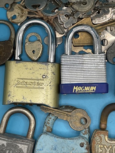 Lot Vintage Metal locks (with no keys) and assorted keys large lot almost 5 lbs - Picture 8 of 24