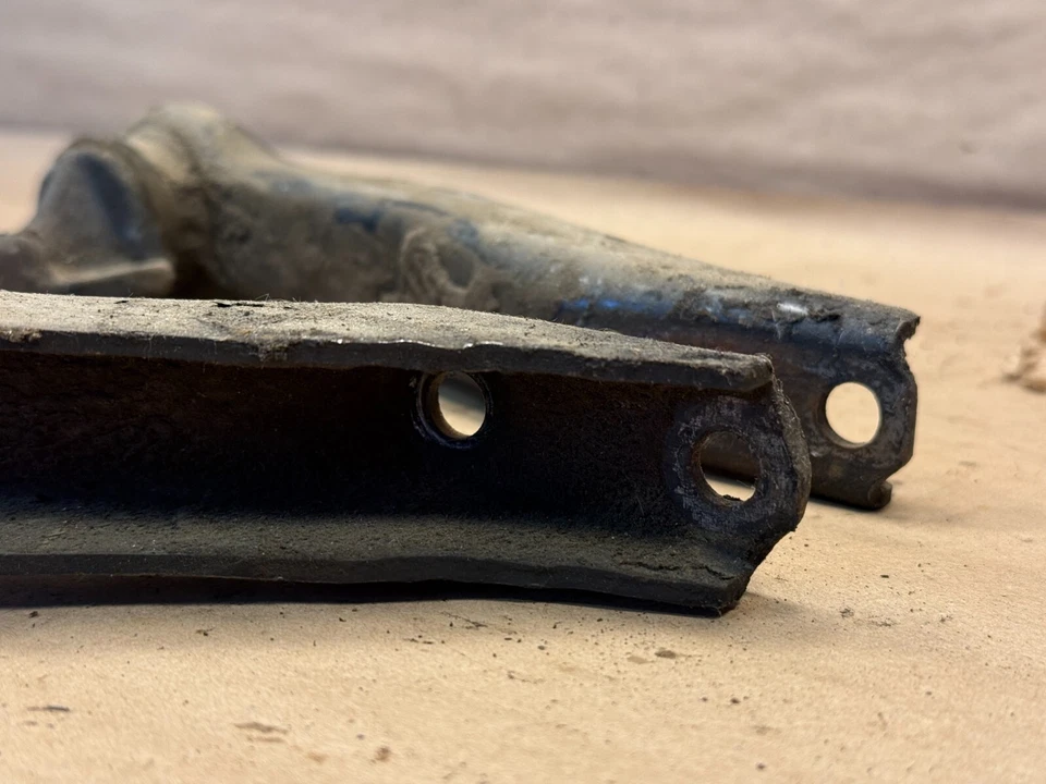 Conjunto de brazo de control superior delantero Triumph TR6 LH OEM IL06707 Foto 4 de 4