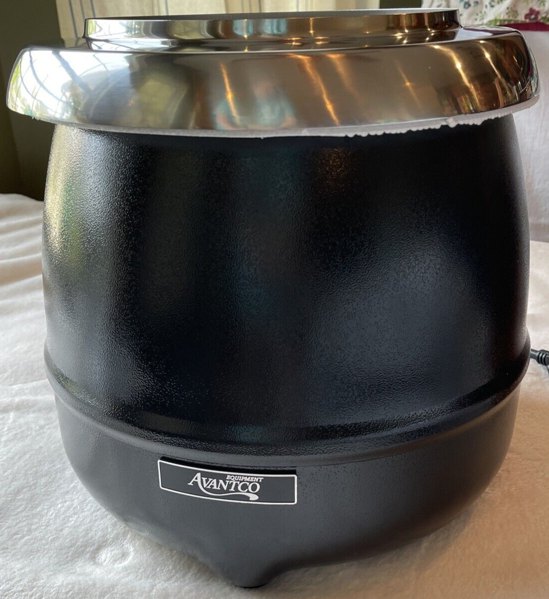 Avantco S30 11 Qt. Black Deluxe Soup Kettle Warmer - 120V, 400W Magnetic Labels