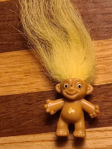 Vintage gelbe Haare Troll Puppe winzig Mini Miniatur 1" Diamant auf Bauch - Bild 2 von 5