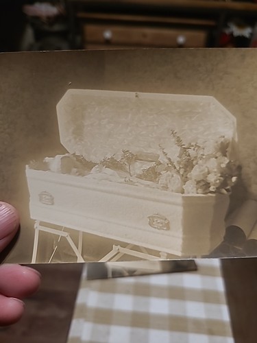 Old Photographs Of Post Mortem Baby Coffin - Picture 3 of 4