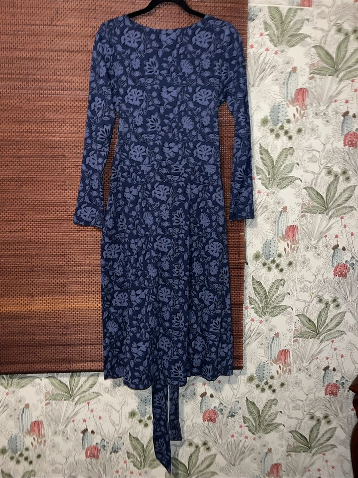 Vestido para mujer Pact calce medio y acampanado con corbata batik vine azul marino francés Foto 3 de 4