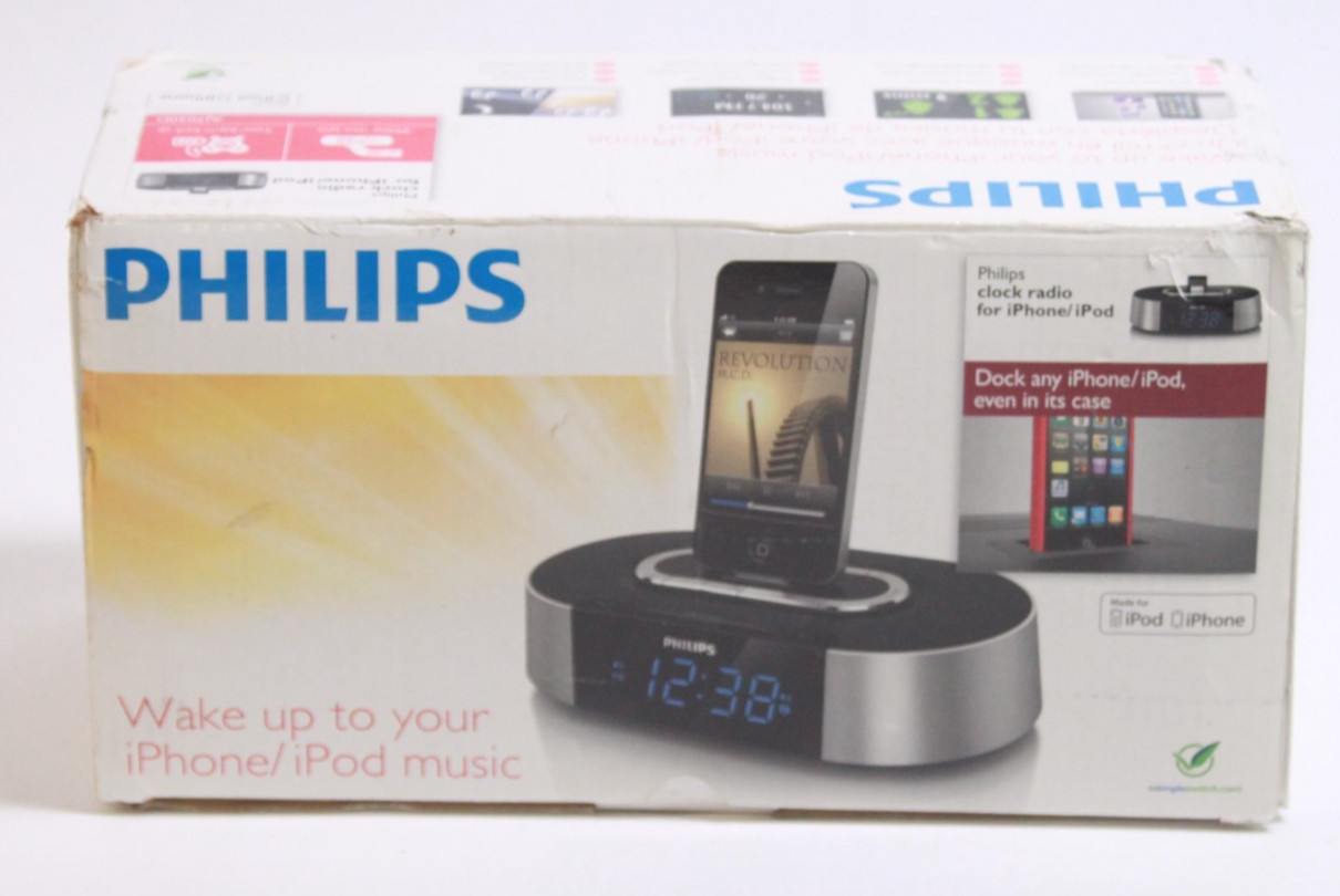 Philips AJ7030D/37 iPhone Dock / AUX Input / AM/FM Radio & Alarm Clock System